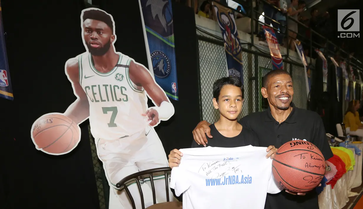 <p>Mantan pemain NBA, Muggsy Bogues foto bersama dengan putra Gubernur DKI Jakarta Anies Baswedan, Kaisar Hakam Baswedan pada acara Jr. NBA Indonesia 2018 di Cilandak Sport Center, Jakarta. (Liputan6.com/Fery Pradolo)</p>