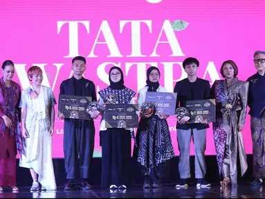 Para pemenang Tata Wastra "Announcement Winner Competition" saat menerima hadiah
dalam acara Cita dan Cipta 2024 yang diadakan Liputan6.com x Fimela di Hotel Shangri-La Jakarta, Rabu (31/7/2024) malam. (Liputan6.com/Angga Yuniar)