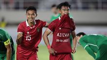 Pemain Timnas Indonesia U-23, Pratama Arhan, melakukan selebrasi dengan memamerkan nama istri dan tanggal pernikahan keduanya setelah mencetak gol ke gawang Timnas Turkmenistan U-23 dalam pertandingan grup K Kualifikasi Piala Asia U-23 2024 yang berlangsung di Stadion Manahan, Solo, Selasa (12/9/2023). (Bola.com/Arief Bagus)