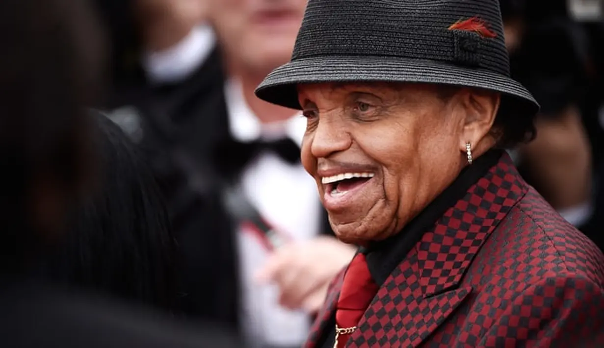 Keluarga Jackson sendiri kini tengah berduka dengan meninggalnya Joe di usia 89 tahun. (Ian Gavan/Getty Images/rollingstone.com)
