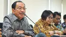 Komisaris Utama Pertamina, Tanri Abeng memberikan keterangan pers terkait perombakan jajaran direksi Pertamina di Jakarta, Jumat (3/2). Tanri Abeng mengatakan, Dirut Pertamina definitif akan ditetapkan dalam 30 hari ke depan. (Liputan6.com/Angga Yuniar)