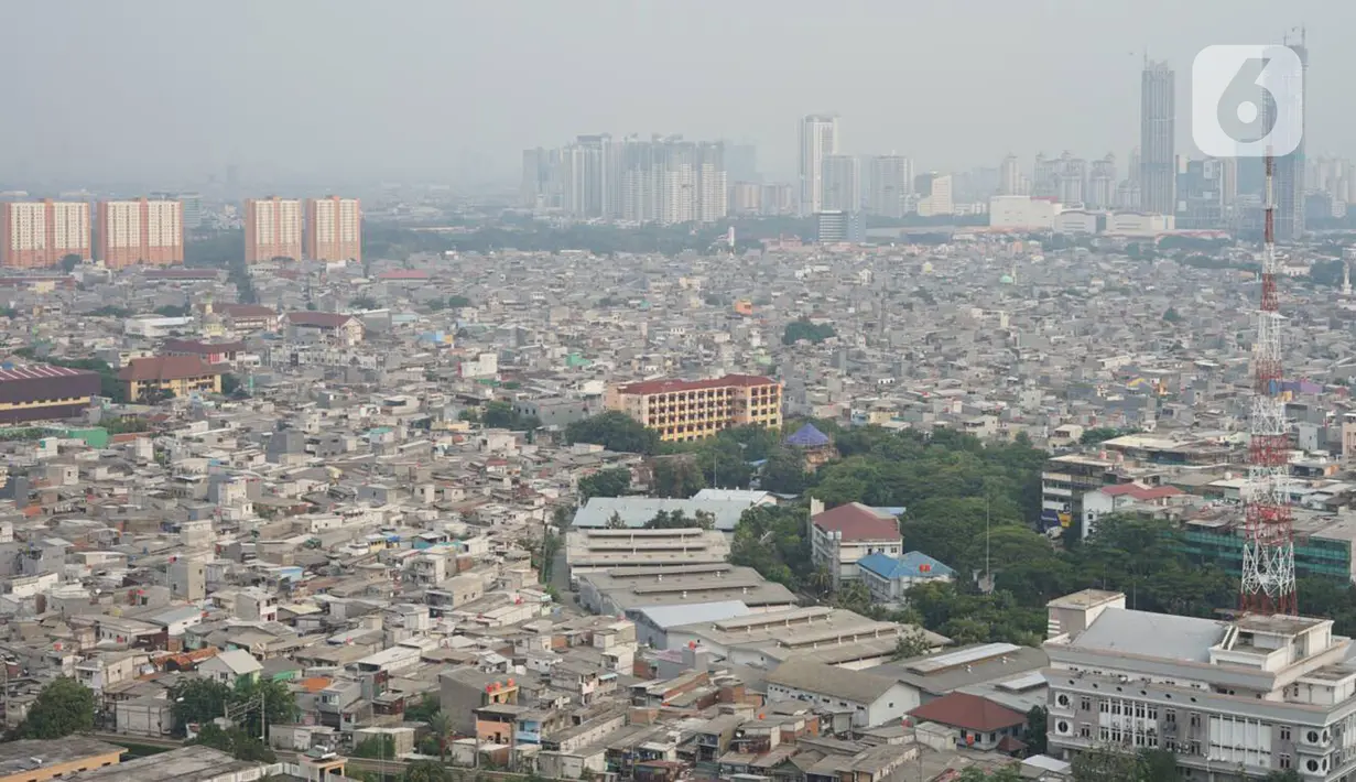 Lansekap gedung bertingkat serta pemukiman penduduk yang tertutup kabut terlihat di kawasan Jakarta, Senin (16/12/2019). Besarnya gas buang kendaraan serta minimnya RTH menyebabkan DKI Jakarta menjadi salah satu kota dengan kualitas udara terburuk di dunia. (Liputan6.com/Immanuel Antonius)