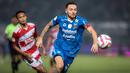 <p>Gelandang Persib Bandung, Marc Klok menguasai bola saat menghadapi Madura United pada laga leg kedua final Championship Series BRI Liga 1 2023/2024 di Stadion Gelora Bangkalan, Madura, Jumat (31/5/2024). (Bola.com/Bagaskara Lazuardi)</p>