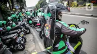 Driver Grab Bike mengenakan Grab Protect pelindung yang membatasi antara pengemudi dan penumpang saat diluncurkan di Jakarta, Selasa (9/6/2020). Penumpang ojek online (ojol) kini tak perlu khawatir menggunakan transportasi ini di tengah pandemi Corona. (Liputan6.com/Faizal Fanani)