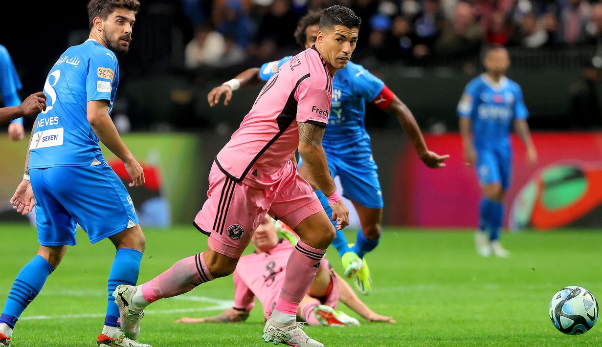 Pemain Inter Miami, Luis Suarez mengejar bola saat laga persahabatan melawan Al-Hilal yang berlangsung di Kingdom Arena Stadium, Riyadh, Arab Saudi, Selasa (30/01/2024) WIB. Pada laga ini, Suarez berhasil mencetak gol debut di klub barunya. (AFP/Fayez Nureldine)