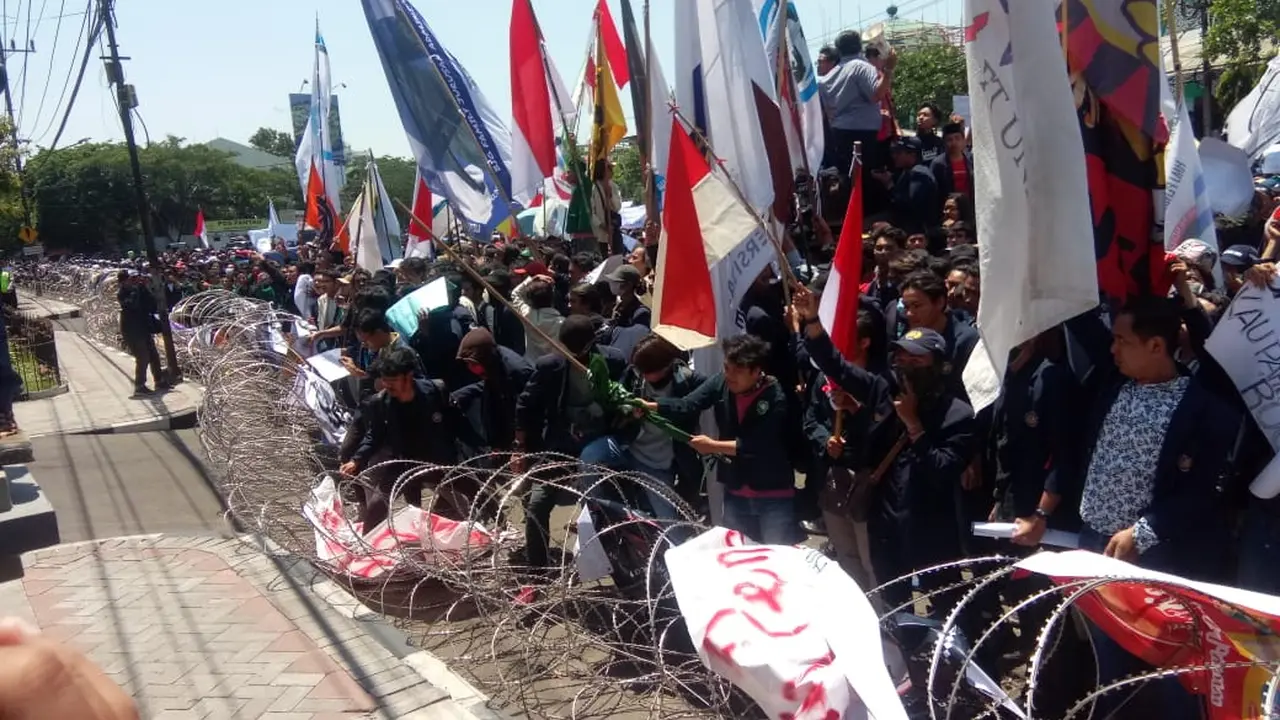 Demo mahasiswa di kantor DPRD Jawa Timur, Rabu (25/9/2019). (Liputan6.com/Dian Kurniawan)