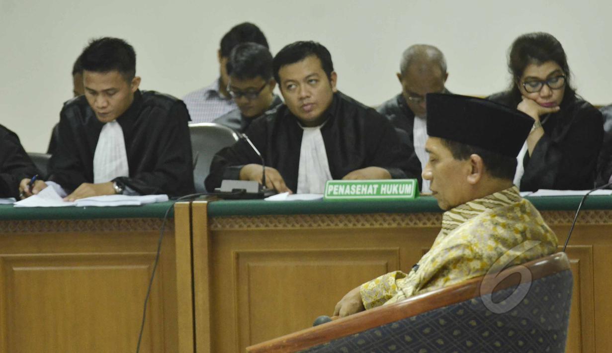 Fuad Amin Imron saat menjalani sidang dengan agenda eksepsi di Pengadilan Tipikor, Jakarta, Rabu (13/5/2015). Fuad terlibat kasus dugaan suap jual beli pasokan gas alam di Gresik dan Gili Timur, Bangkalan. (Liputan6.com/Helmi Afandi)