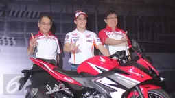 Pebalap Honda, Marc Marquez (tengah) saat acara peluncuran All New Honda CBR150R di Sentul, Jabar, Minggu (14/2/2016). All New Honda CBR150R hadir dengan mesin dan desain baru dibandingkan dengan generasi sebelumnya. (Liputan6.com/Angga Yuniar)