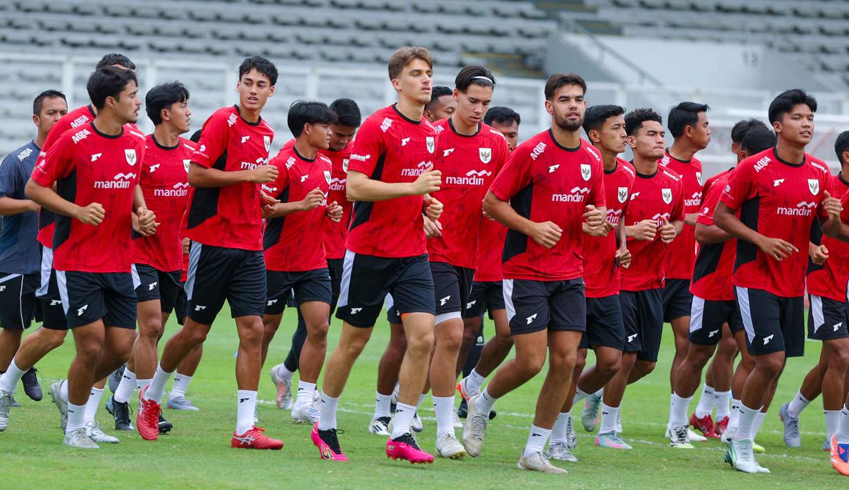 Pemain Timnas Indonesia U-22 mengikuti sesi latihan resmi jelang laga melawan Mali di Stadion Madya, Senayan, Jakarta, Jumat (14/11/2025). Skuad Garuda Muda dijadwalkan dua kali menghadapi Timnas Mali U-22 sebelum berlaga di SEA Games 2025. (Bola.com/M Iqbal Ichsan)