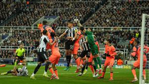 Kiper Joan Garcia meninju bola untuk menjauhkannya dari gawang dalam laga leg pertama babak 16 besar Liga Champions antara Newcastle vs Barcelona di St James Park, 11 Maret 2026. (AP Photo/Jon Super)