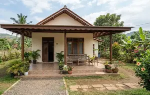 6 Model Rumah Kampung Sederhana dengan Teras Luas, Nyaman untuk Bersantai