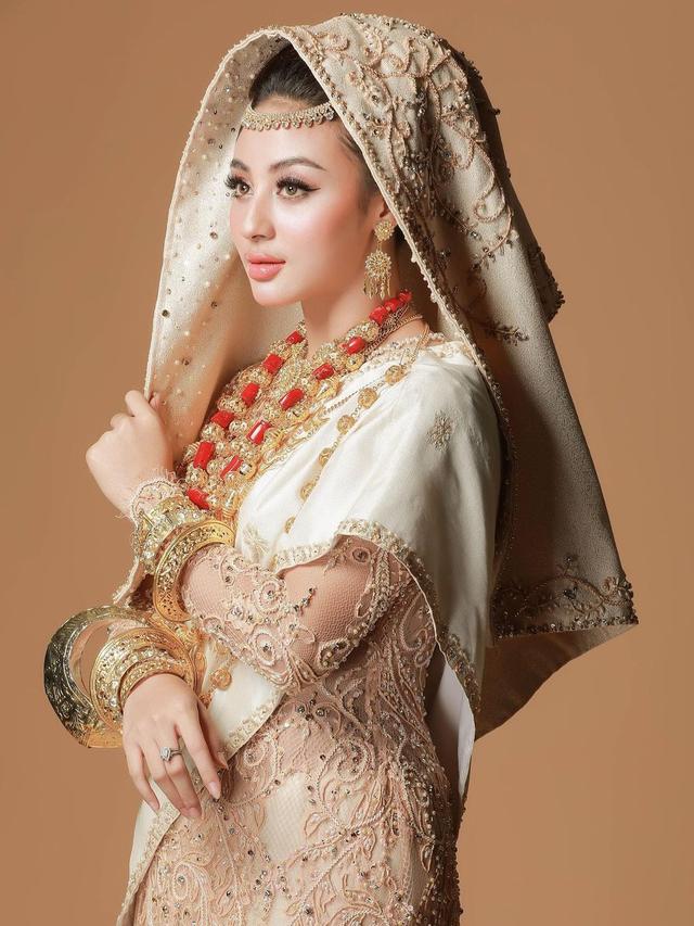 7 Potret Prewedding Ali Syakieb dan Margin Wieheerm, Serasi Pakai Busana Adat