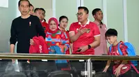 Presiden Jokowi bersama Ibu Negara Iriana Jokowi usai menyaksikan pertandingan Timnas Indonesia U-23 melawan Turkmenistan di Stadion Manahan Solo, Jawa Tengah. (Istimewa)
