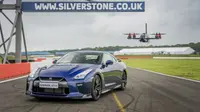 Adu Cepat Nissan GT-R Vs Drone, Menang Mana?