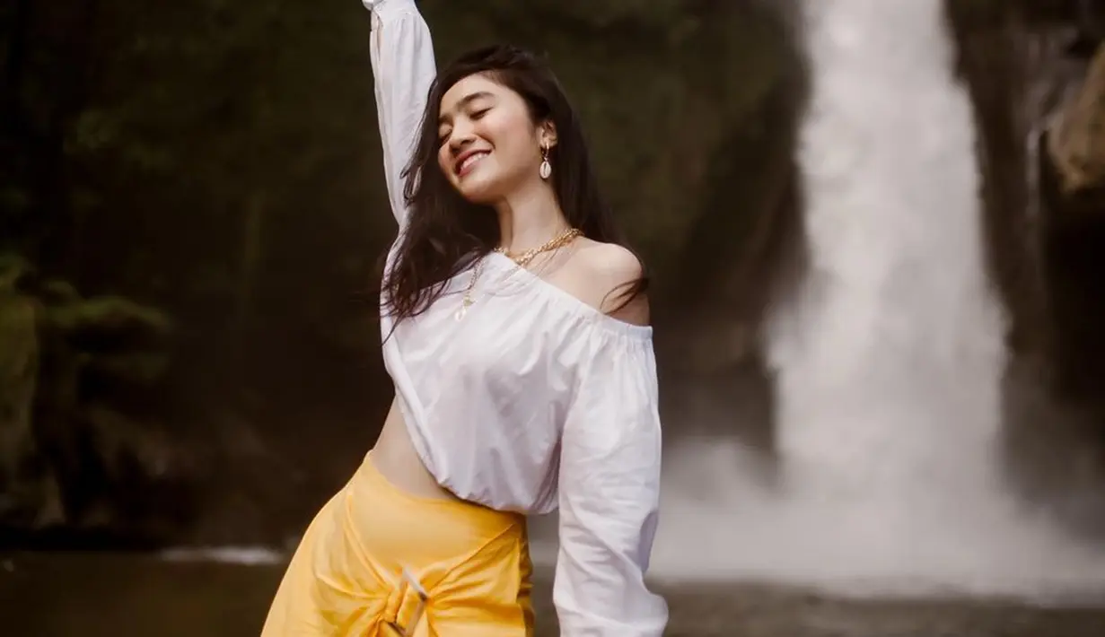 Punya tubuh ideal, dara kelahiran 1996 ini sering tampil simpel dengan putfit off shoulder. Memperlihatkan pundak indahnya, Febby selalu dipuji cantik oleh penggemarnya.(Liputan6.com/IG/febbyrastanty)