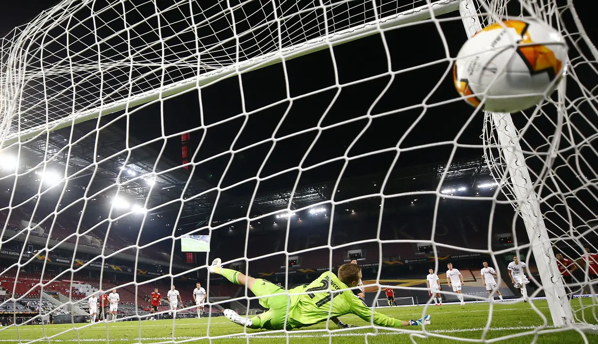 Penjaga gawang Copenhagen Karl-Johan Johnsson gagal melakukan penyelamatan atas tendangan penalti pemain Manchester United Bruno Fernandes pada perempat final Liga Europa di Cologne, Jerman, Senin (10/8/2020). Manchester United menang 1-0. (Wolfgang Rattay/Pool via AP)