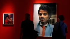 Pengunjung melihat karya seni seniman Hank Willis Thomas yang dipajang pada pameran 'Michael Jackson: On The Wall' di National Potrait Gallery, London, Rabu (27/6). Pameran ini berlangsung dari 28 Juni hingga 21 Oktober 2018. (AP/Kirsty Wigglesworth)