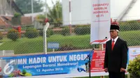 Dirut PT Pertamina, Dwi Soetjipto memimpin upacara peringatan kemerdekaan Indonesia ke-71 di Terminal BMM, Manokwari, Papua Barat, Rabu (17/8). Upacara diikuti ratusan karyawan BUMN dari berbagai instansi. (Liputan6.com/Helmi Fithriansyah)