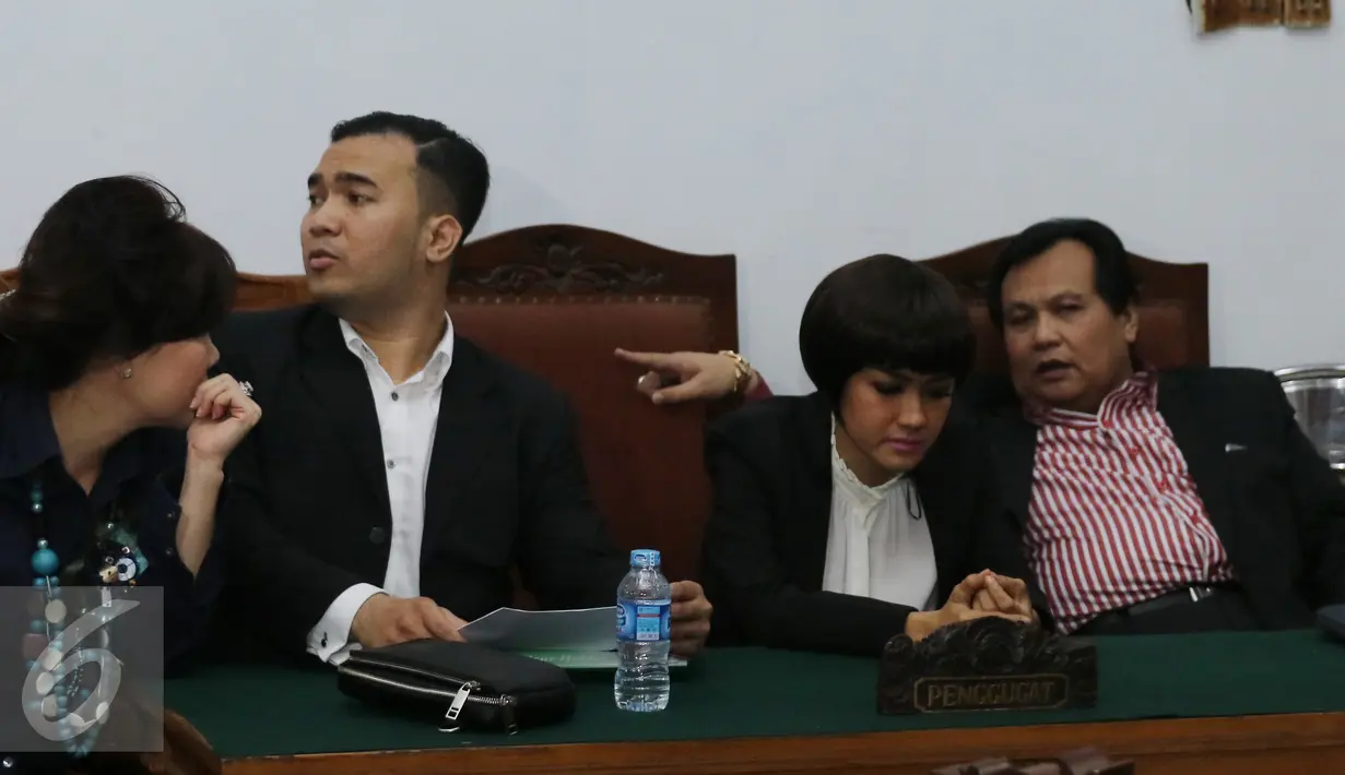 Julia Perez berada di ruang sidang di Pengadilan Negeri Jakarta Selatan, Rabu (30/3/2016). Sidang perdana cerai Julia Perez  dan Gaston Castano ditunda karena pihak dari Gaston Castano tidak hadir.  (Liputan6.com/Herman Zakharia)