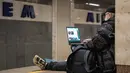 Wali Kota Kyiv, Vitali Klitschko, seperti dilansir kantor berita AFP, Jumat (9/1/2026), mengatakan serangan tersebut memicu kebakaran dan merusak gedung-gedung apartemen, dengan tiga orang tewas dan 13 lainnya luka-luka. Tampak dalam foto, seorang pria berlindung di stasiun metro selama serangan pesawat tak berawak dan rudal Rusia di Kyiv, Ukraina, pada 9 Januari 2026 pagi hari waktu setempat, di tengah invasi Rusia ke Ukraina. (Serhii Okunev/AFP)
