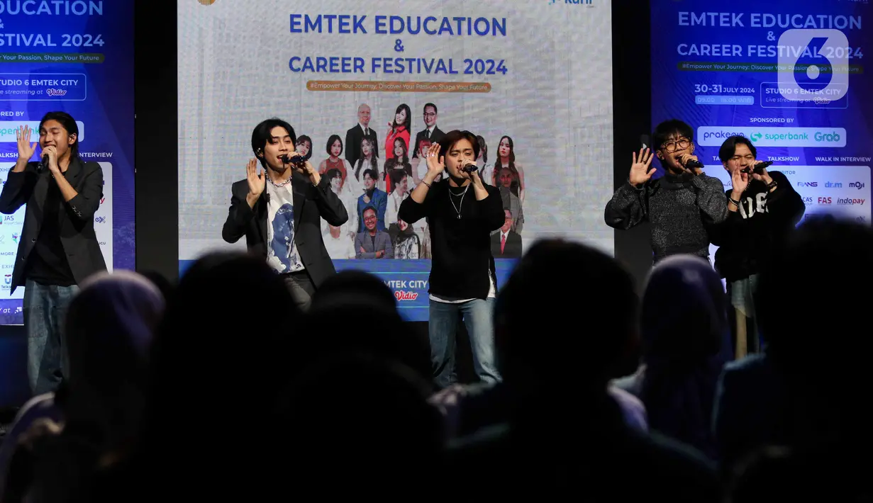 Penampilan boyband UN1TY pada acara Emtek Education & Career Festival 2024 di Studio 6 Emtek City, Studio Indosiar, Daan Mogot, Jakarta, Selasa (30/7/2024). (Liputan6.com/Herman Zakharia)