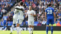 Para pemain Chelsea merayakan gol ke gawang Leicester City pada laga Premier League di Stadion King Power, Leicester, Sabtu (9/9/2017). (AFP/Ben Stansall)