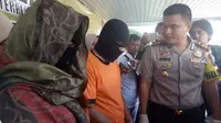 Sepasang pria dan wanita berinisial TBN (31) dan KN (27), ditangkap polisi lantaran terbukti menjalani bisnis seks bertiga atau threesome di wilayah Tangerang. (Liputan6.com/Pramita Tristiawati)