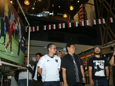 Anggota Exco PSSI, Arya Sinulingga, melihat foto saat menghadiri pembukaan pameran foto dan peluncuran buku "90' & Beyond" di Sarinah, Jakarta Pusat, pada Minggu (24/8/2025). (Dok. PSSI Pers/PFI Jakarta)