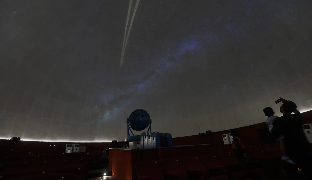 Sebagai informasi, pengoperasian Planetarium Jakarta memang mengalami pasang surut. Bangunan ini diprakarsai Presiden Sukarno pada 1964 untuk memajukan ilmu astronomi dan membasmi takhayul. Tampak dalam foto, pengunjung menikmati wahana Planetarium di Taman Ismail Marzuki, Jakarta, Kamis (25/12/2025). (Kapanlagi.com/Budy Santoso)