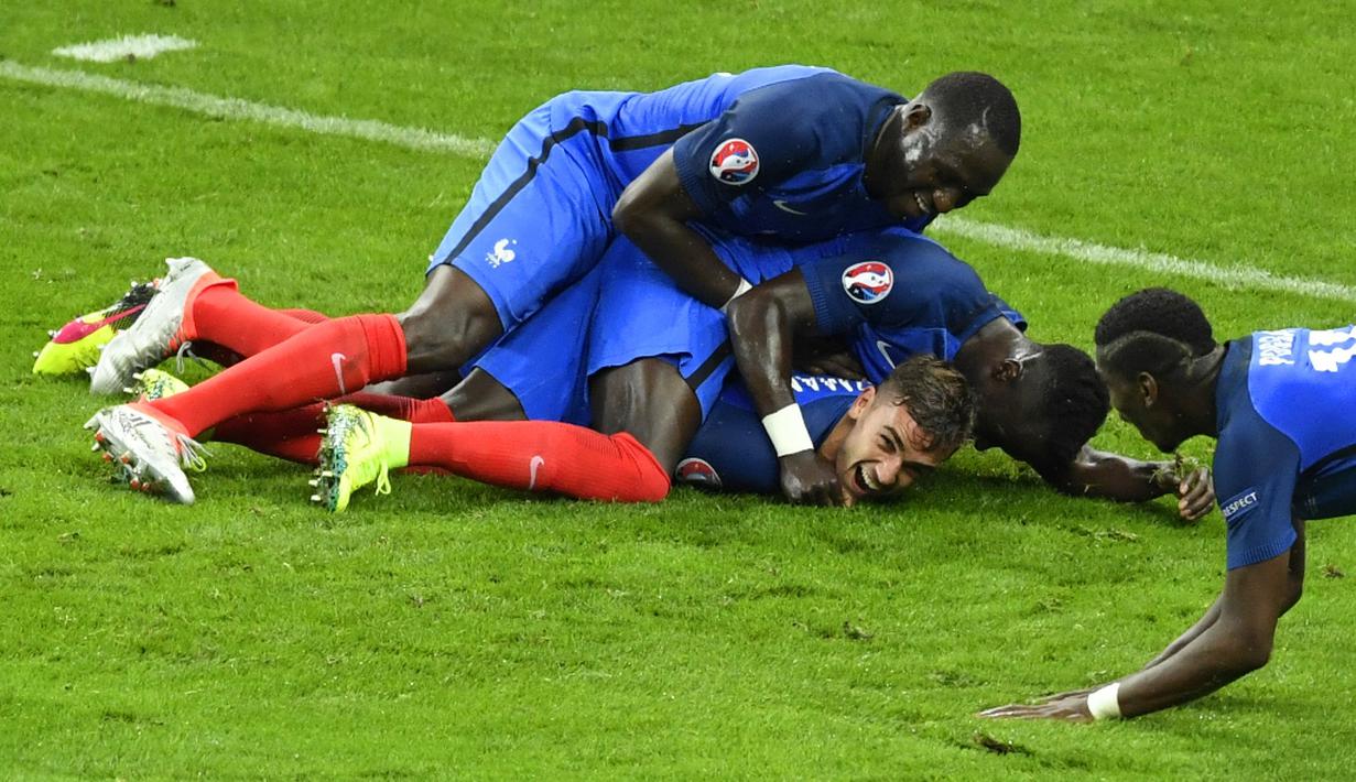 Ekspresi striker Prancis, Antoine Griezmann, setelah mencetak gol ke gawang Islandia pada laga perempat final Piala Eropa 2016 di Stade de France, Paris, Senin (4/7/2016) dini hari WIB. (AFP/Miguel Medina)