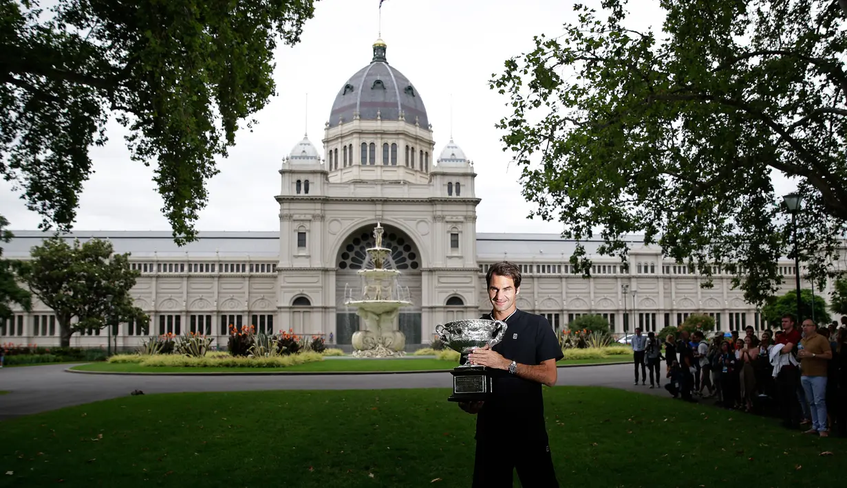 Petenis asal Swiss Roger Federer berpose dengan piala Australian Open 2017 di Carlton Gardens di Melbourne, Australia (30/1). Federer mengalahkan Nadal dengan skor -4 3-6 6-1 3-6 6-3. (AP Photo / Aaron Favila)