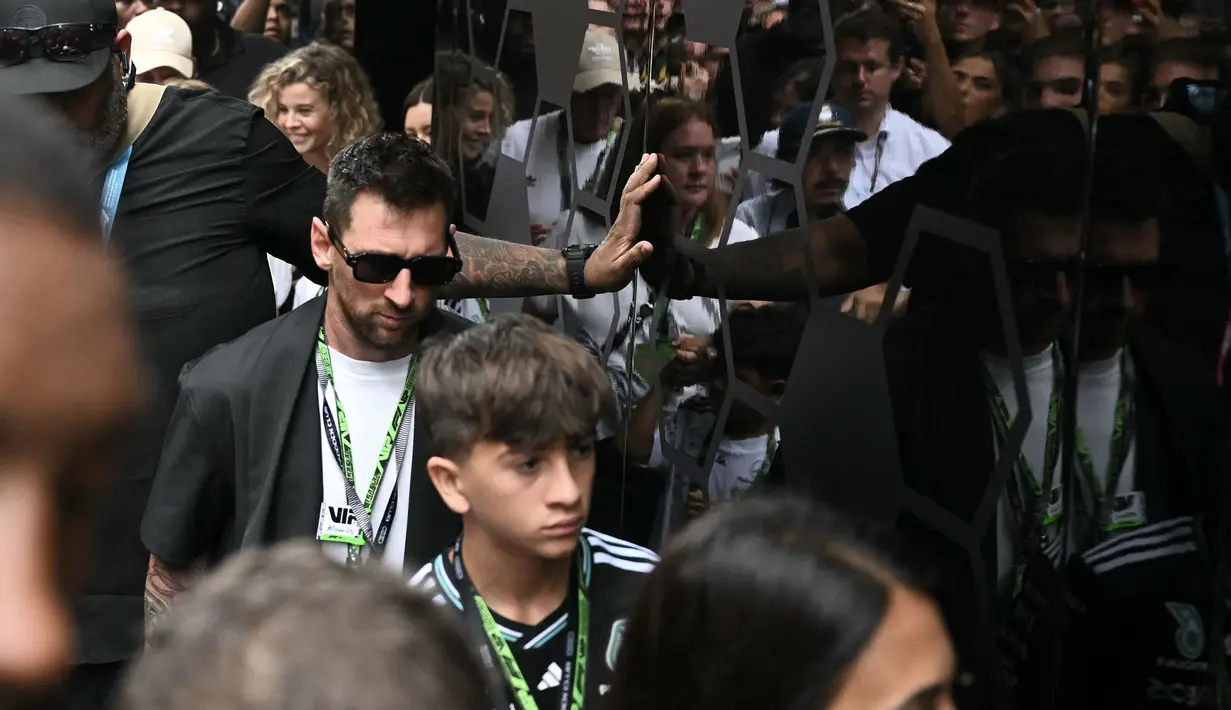 Pesepak bola Argentina, Lionel Messi mencuri perhatian saat Formula 1 GP Miami 2026 pada Minggu (03/05/2026). (AFP/Chandan Khanna)
