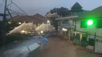 Tak hanya memutus akses masuk ke Ponpes Buntut, banjir di timur Cirebon juga merendam ruang belajar santri putra. (Liputan6.com/Panji Prayitno)