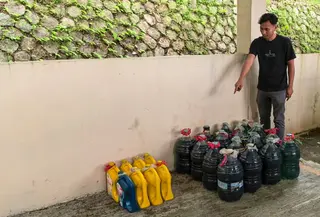 Pelaku Penimbun BBM di Sukabumi Angkut 272 Liter Pertalite Pakai Galon Air Mineral. (Liputan6.com/Fira Syahrin)
