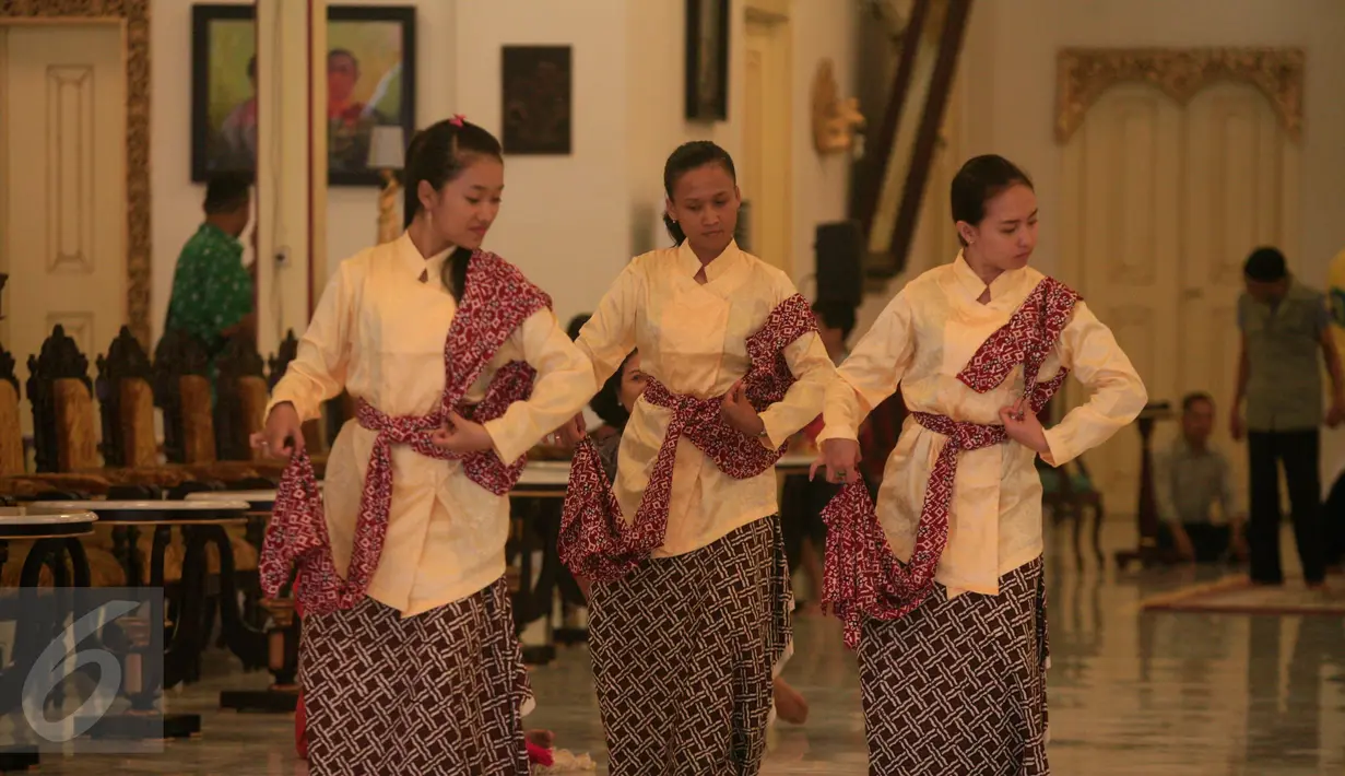 Penari berlatih membawakan tarian Bedhaya Angron Agung untuk pelaksanaan prosesi jumenengan atau penobatan Paku Alam X, DI Yogyakarta, Selasa (5/1). Jumenengan KBPH Prabu Suryodilogo menjadi KGPAA Paku Alam X digelar pada 7 Januari 2016 (Boy Harjanto)