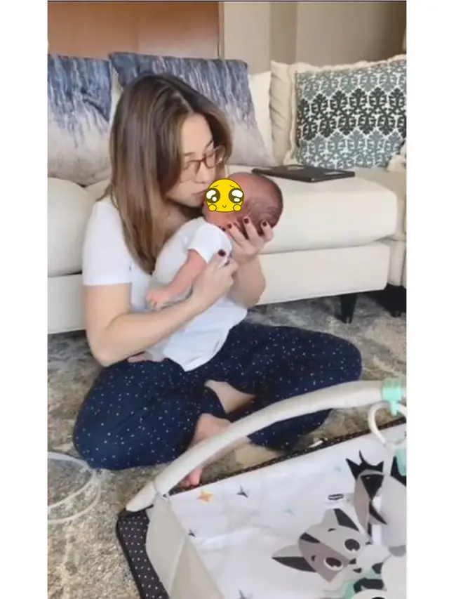 6 Potret Nikita Willy Urus Baby Izz Tanpa Pengasuh, Cara Duduknya Jadi Sorotan