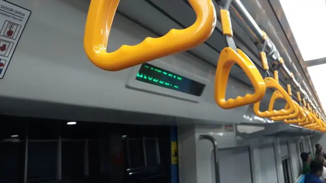Interior kereta api ringan atau light rail trainset (LRT) Palembang, Sumatera Selatan resmi beroperasi secara komersial mulai hari ini,  Rabu (1/8/2018).  (Nurseffi/Liputan6.com)