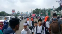 Massa Aksi 299 Berdatangan, Lalu Lintas di Sekitar DPR Tersendat (Liputan6.com/Nafiysul Qodar)