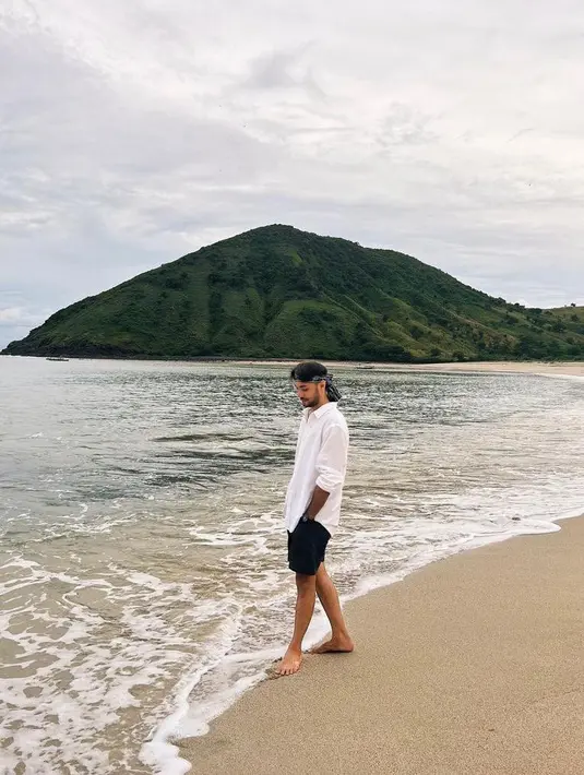 Effortlessly stylish, cukup padukan kemeja putih, celana pendek hitam, dan headband buat outfit ke pantai kamu! (Instagram/refalhady).