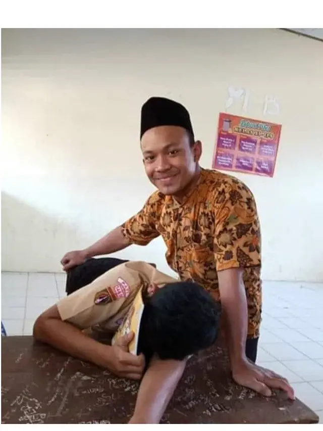 6 Potret Selfei Guru Saat Pergoki Muridnya Tidur di Kelas Ini Bikin Tepuk Jidat