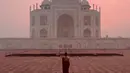 Berada di Taj Mahal, meski tidak menampakan wajahnya. Ia terlihat mengenakan busana khas perempuan India.  [@arieltatum]