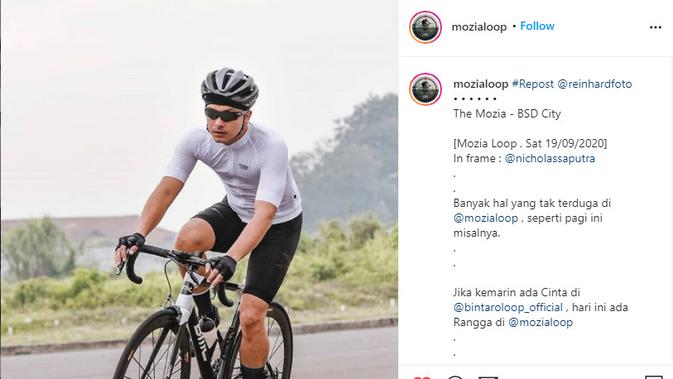 Nicholas Saputra tengah bersepeda Roadbike di Kawasan Tangerang Selatan (Instagram.com/mozialoop)