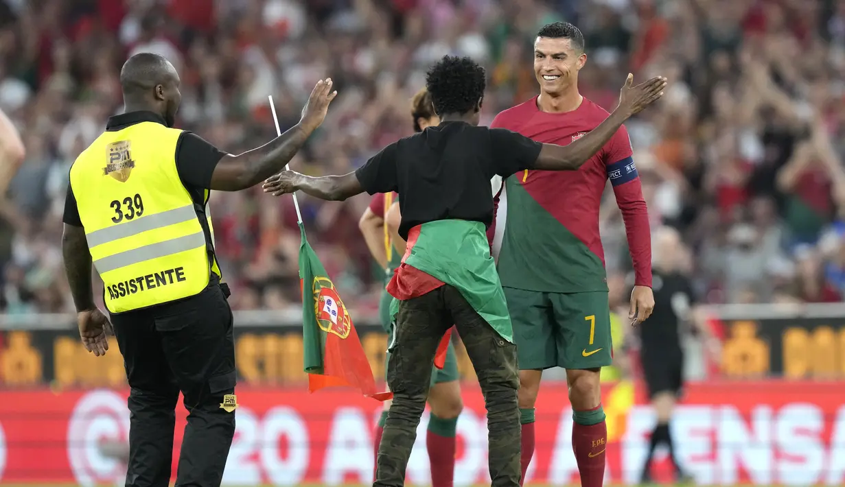 Dia kemudian melakukan selebrasi 'Siiiuuuuu' di hadapan CR7. (AP Photo/Armando Franca)