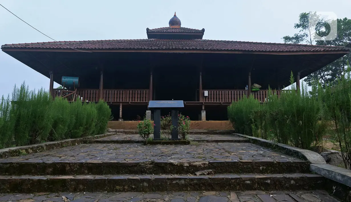 Tampak depan musala At-Taubah di kampung Landeh, Lebak, Banten, Rabu (28/04/2021). Musala ini didirikan sejak 3 tahun lalu bebarengan dengan di dirikannnya Kampung Mualaf suku Baduy. (Liputan6.com/Herman Zakharia)