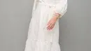 <p>Warna putih indentik dengan Hari Raya, sahabat Fimela bisa mengenakan outer yang dijadikan dress dari Nada Puspita ini. Credt: Blibli</p>