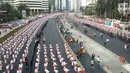 Ribuan peserta mengikuti pemecahan Guinness World Record tari Poco-poco di sepanjang Jalan MH Thamrin-Sudirman, Jakarta, Minggu (5/8). Acara tari Poco-poco ini tersebar dari Lapangan Silang Monas hingga Semanggi. (Liputan6.com/Pool/Biro Pers Setpress)