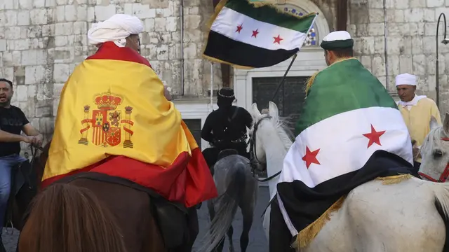 Jemaah haji, termasuk tiga orang dari Spanyol, berpose dengan kuda mereka di luar Pasar al-Hamidiyah di Damaskus, Suriah, 21 April 2025, selama perjalanan berkuda dari Spanyol ke Arab Saudi untuk ibadah haji. (AP/Omar Albam)