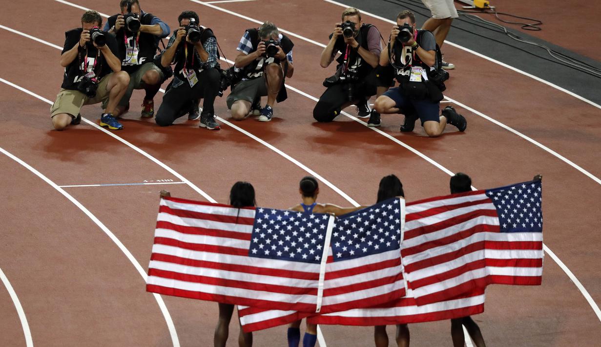 Fotografer mengabadikan keberhasilan tim putri Amerika serikat meraih medali emas pada nomor lari estafet 4x100m putri di World Athletics Championships, London (12/8/2017). (AP/Frank Augstein)