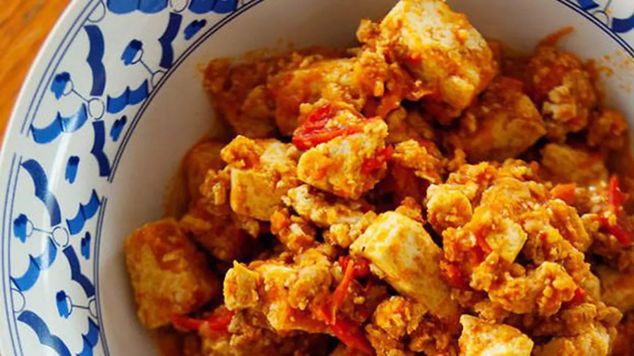 Tumis tahu goreng sambal bawang/copyright SBS.com