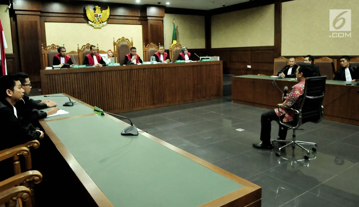 Perantara suap Patrialis Akbar, Kamaludin bersiap mengikuti sidang di Pengadilan Tipikor Jakarta, Senin (4/9). Hakim memutuskan, Kamaludin terbukti secara sah dan meyakinkan melakukan tindak pidana korupsi. (Liputan6.com/Helmi Afandi)